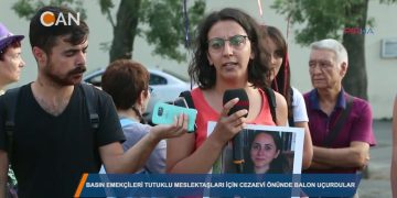 Basın emekçileri tutuklu meslektaşları için cezaevi önünde balon uçurdular