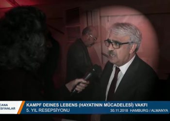 100 – 2018- 12- 11 – CANA YANSIYANLAR SUNUM CEMO DOGAN ISMAIL OZEN KAMPF DEINES LEBENSVAKFI5 YIL RESEPSİYONU