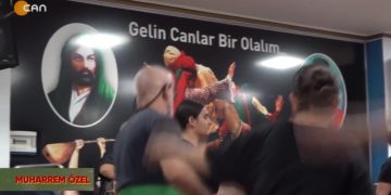 Mersin Cemevinde Yas-ı Muharrem Sohbeti. Pir Erdoğan Sevin – Baba Mansur Ocağı Mersin Cemevi Başkanı -Pir Hasan Kılavuz – Seyid Sabun Ocağı.