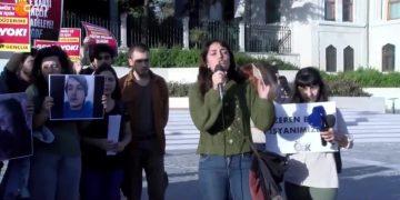 Gençlik Örgütleri YÖK’ün Kuruluşunun 42. Yılında Beyazıt Meydanda Açıklama Yapıyor.