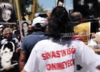 İbrahim Karakaya ile Canlar Divanı. Konuklar: Pınar Aydınlar. Mehmet Uysal. Hatun Esen.