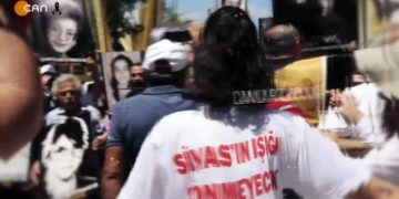 İbrahim Karakaya ile Canlar Divanı. Konuklar: Pınar Aydınlar. Mehmet Uysal. Hatun Esen.