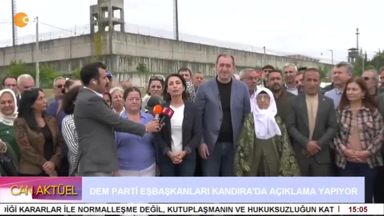 DEM PARTİ EŞ GENEL BAŞKANLARI HATİMOĞULLARI VE BAKIRHAN FİGEN YÜKSEKDAĞ’I ZİYARET SONRASI KANDIRA CEZAEVİ ÖNÜNDE AÇIKLAMA YAPIYOR