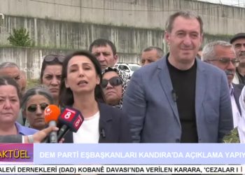 DEM PARTİ EŞ GENEL BAŞKANLARI HATİMOĞULLARI VE BAKIRHAN FİGEN YÜKSEKDAĞ’I ZİYARET SONRASI KANDIRA CEZAEVİ ÖNÜNDE AÇIKLAMA YAPIYOR