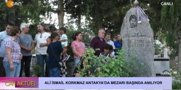 – ALİ İSMAİL KORKMAZ ANTAKYA’DA MEZARI BAŞINDA ANILIYOR – Korkmaz’ın Ailesi, DEM Parti Eş Başkanı Tülay Hatimoğulları Ve Arkadaşları Tarafından Anıldı
