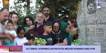 ALİ İSMAİL KORKMAZ ANTAKYA’DA MEZARI BAŞINDA ANILIYOR – Korkmaz’ın Ailesi, DEM Parti Eş Başkanı Tülay Hatimoğulları Ve Arkadaşları Tarafından Anıldı