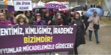 KADINLAR 25 KASIM İÇİN SEYİT RIZA MEYDANINA YÜRÜYÜP AÇIKLAMA YAPIYOR