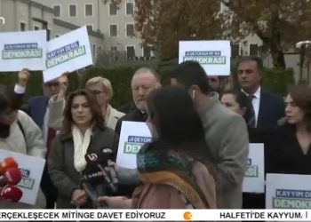 – DEM PARTİ MİLLETVEKİLLERİ İÇİŞLERİ BAKANLIĞI ÖNÜNDE KAYYUM DARBESİNE İLİŞKİN AÇIKLAMA YAPTI- ‘ MUNZUR BABA’NIN TAŞINA, TOPRAĞINA, SUYUNA HİÇ KİMSE DOKUNAMAZ