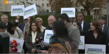 – DEM PARTİ MİLLETVEKİLLERİ İÇİŞLERİ BAKANLIĞI ÖNÜNDE KAYYUM DARBESİNE İLİŞKİN AÇIKLAMA YAPTI- ‘ MUNZUR BABA’NIN TAŞINA, TOPRAĞINA, SUYUNA HİÇ KİMSE DOKUNAMAZ