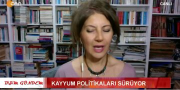 Kayyum Politikaları Sürüyor – Kent Uzlaşısı Operasyonu – ‘ Kürt Sorununun Çözümü ‘ Tartışmaları – Elif Sonzamancı İle Bizim Gündem Programının Konukları DEM Parti Halklar Ve İnançlar Komisyonu Eşsözcüsü Yüksel Mutlu, Gazeteci Cemal Turan Ve Gazeteci Nilgün Mete