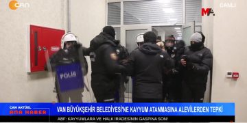 Van Büyükşehir Belediyesi’ne Kayyum Atandı – Cumartesi Anneleri Rıdvan Karakoç’un Akıbetini Sordu – Kadına Yönelik Şiddet Ve Katletme Artıyor – PSAKD Altınova Şube Yöneticisi Tuğba Dibek Çalışmalarını Anlattı – Ezgi Özer İle Can Aktüel Ana Haber