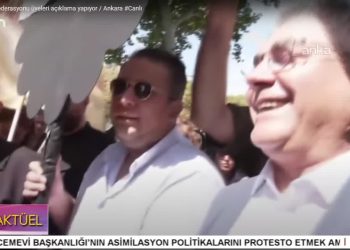 Alevi örgütleri Ankara’da Alevi bektaşi cemevi Başkanlığı önünde siyah Çelenk bırakıp açıklama yapıyor