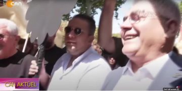 Alevi örgütleri Ankara’da Alevi bektaşi cemevi Başkanlığı önünde siyah Çelenk bırakıp açıklama yapıyor