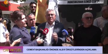 Alevi örgütleri Ankara’da Alevi bektaşi cemevi Başkanlığı önünde siyah Çelenk bırakıp açıklama yapıyor