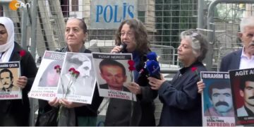 Cumartesi Anneleri, Eylemlerinin 1074. Haftasında, 
CumartesiAnneleri, 1074. Haftadır Galatasaray Meydanı’nda gözaltında kaybettikleri yakınlarının akıbetini soruyor.